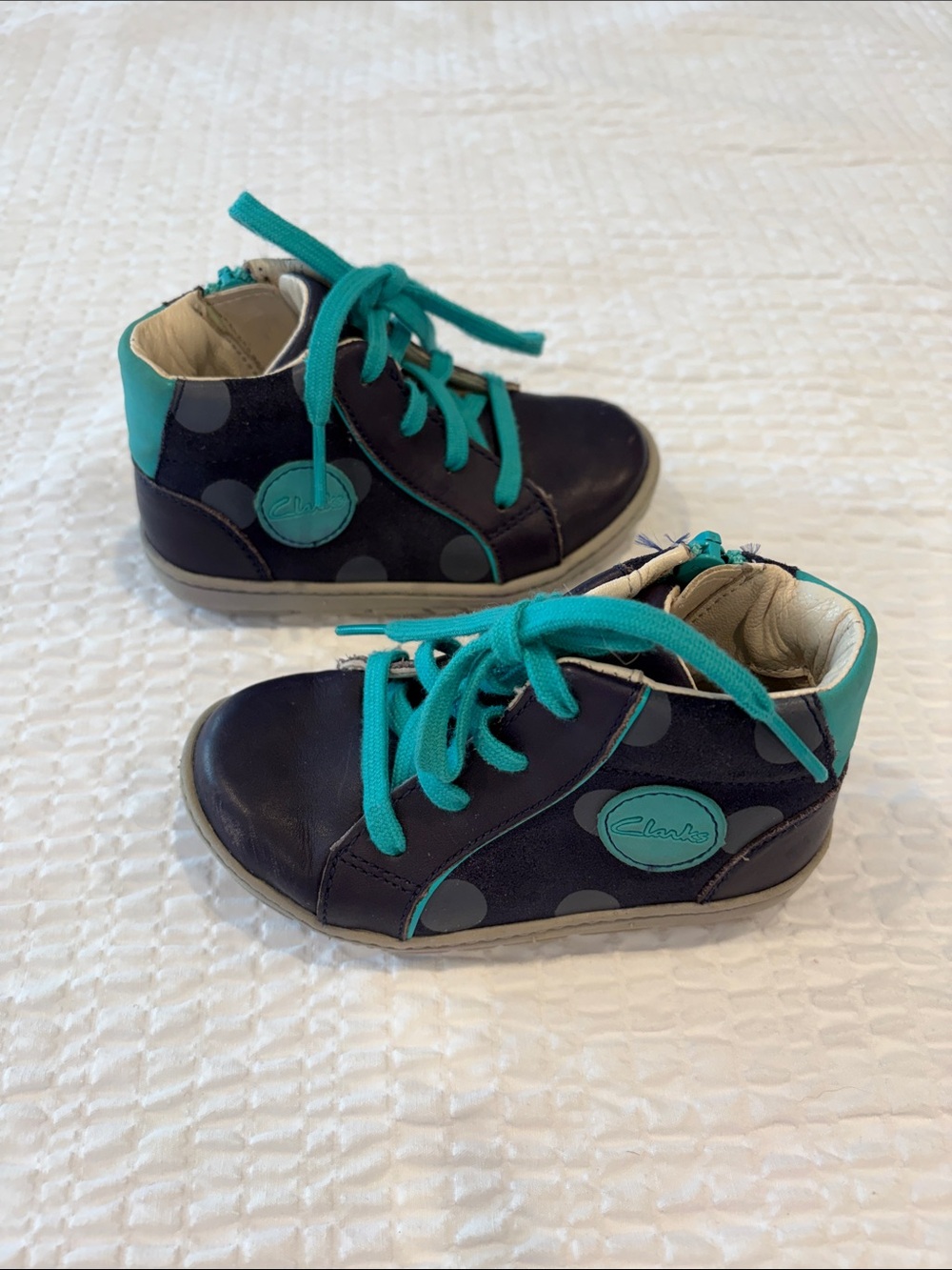 Clarks Kids Navy with Teal Polka Dot High-Top Sneakers
Size 6.5 (small child)